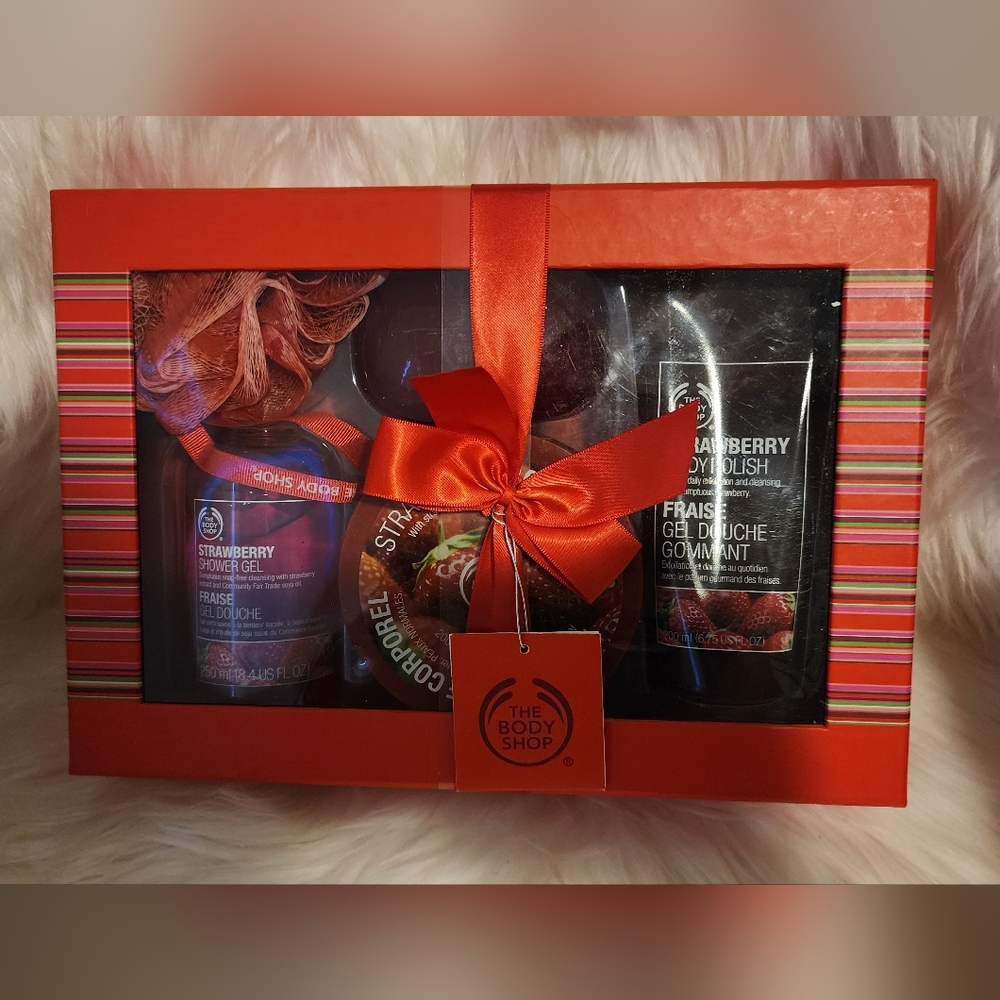 The Body Shop Strawberry Shower Gel Body Scrub Body Polish Gift Set